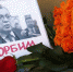 Москвичи несут цветы к высотке на Смоленской площади - Сочи 24