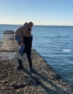 В Сочи парень бросил девушку в ледяное море ради лайков в Тик-Токе (Видео)