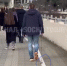 Появилось видео, как в Сочи парень без стеснения прилюдно выгуливал свой банан на поводке - SochiStream.Ru