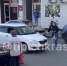 В Краснодаре нервная женщина-пешеход побила не пропустивший ее автомобиль - SochiStream.Ru
