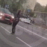 В Сочи женщина пыталась обнимать проезжающие автомобили - SochiStream.Ru