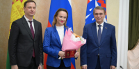 Глава Сочи Андрей Прошунин и председатель Городского Собрания Сочи Виктор Филонов вручили многодетным матерям знаки почета «Материнская слава» - Городское Собрание