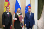 Глава Сочи Андрей Прошунин и председатель Городского Собрания Сочи Виктор Филонов вручили многодетным матерям знаки почета «Материнская слава»