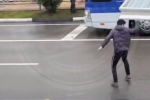 В Сочи парень устроил «бой с тенью» прямо на дороге