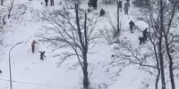 В Краснодаре дети при катании с уклона рискуют вылететь на дорогу - SochiStream.Ru