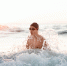 В Сочи засняли мужчину, купающегося в штормовое море при +10°C - SochiStream.Ru