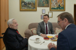 Глава Сочи Андрей Прошунин вручил памятную медаль Герою России Павлу Сюткину