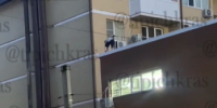 В Краснодаре человек-обезьяна с крыши здания перелез на столб и сорвался вниз - SochiStream.Ru