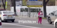 В Краснодаре женщина с младенцем на руках просит милостыню посреди дороги - SochiStream.Ru