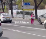 В Краснодаре женщина с младенцем на руках просит милостыню посреди дороги