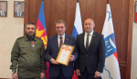 Председателю Горсобрания Сочи Виктору Филонову вручена Благодарность от бойцов 1 стрелкового батальона