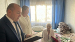Елена Дорогинина вместе с Дмитрием Сбитневым вручили ветерану Великой Отечественной войны Серафиме Волковой памятный знак Почетного гражданина города Сочи