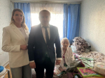 Елена Дорогинина вместе с Дмитрием Сбитневым вручили ветерану Великой Отечественной войны Серафиме Волковой памятный знак Почетного гражданина города Сочи
