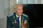 Глава Сочи Андрей Прошунин и председатель Городского Собрания Сочи Виктор Филонов к 80-летию Великой Победы вручили знак Почетного гражданина города ветерану Николаю Рудометкину