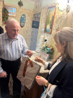 Депутат Елена Дорогинина поздравила тружеников тыла, блокадников и узников концлагерей с Днем Победы