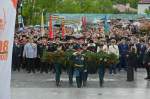 Глава Сочи Андрей Прошунин и председатель Городского Собрания Сочи Виктор Филонов 9 Мая возложили цветы к Вечному Огню на Завокзальном мемориальном комплексе