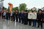 Глава Сочи Андрей Прошунин и председатель Городского Собрания Сочи Виктор Филонов 9 Мая возложили цветы к Вечному Огню на Завокзальном мемориальном комплексе