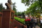 Глава Сочи Андрей Прошунин и председатель Городского Собрания Сочи Виктор Филонов 9 Мая возложили цветы к Вечному Огню на Завокзальном мемориальном комплексе