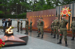 Глава Сочи Андрей Прошунин и председатель Городского Собрания Сочи Виктор Филонов 9 Мая возложили цветы к Вечному Огню на Завокзальном мемориальном комплексе