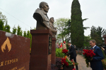 Глава Сочи Андрей Прошунин и председатель Городского Собрания Сочи Виктор Филонов 9 Мая возложили цветы к Вечному Огню на Завокзальном мемориальном комплексе