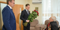 Глава Сочи Андрей Прошунин поздравил ветерана Павла Сюткина с 80-летием Победы - SochiStream.Ru