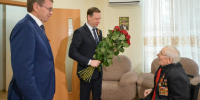 Глава Сочи Андрей Прошунин и председатель Городского Собрания Сочи Виктор Филонов поздравили Героя России Павла Сюткина с Днем Победы - Городское Собрание