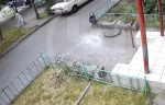 В Сочи мужчина с приятелями терроризирует целый подъезд