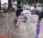 В Сочи женщина устроила битву с электросамокатами под загадочные песни