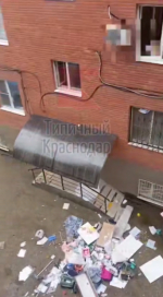 В Краснодаре женщина устроила бесплатную раздачу пива и вещей из окон квартиры