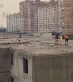 В Краснодаре подростки на самокатах развлекаются на опасной заброшке