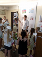 В рамках проекта «Читайплощадка» прошло замечательное мероприятие: Час знакомства с книгами «С книгой на скамейке»