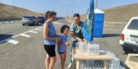 На подъездах к Крымскому мосту на Кубани организовали две точки выдачи воды - SochiStream.Ru
