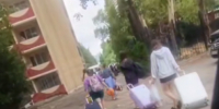 После ночной атаки БПЛА в Адлере заметили массовый отъезд туристов с чемоданами - SochiStream.Ru