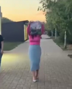 В Краснодаре странная женщина нападает на девушек и рвет на них одежду
