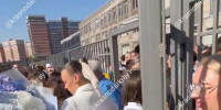 В новой школе Краснодара 1 сентября произошла давка у единственной калитки - SochiStream.Ru