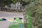 В Краснодаре школьник лежал прямо на дороге и попал на видео
