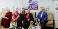 Елена Дорогинина поздравила жителей микрорайона «Голубые Дали» с Днем пожилого человека - Городское Собрание