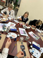 В творческой гостиной АМЦ «Родина» состоялся мастер-класс «Одежда Кубанских казаков» для старшеклассников средней общеобразовательной школы № 24