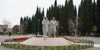В Сочи полиция разыскивает подростков, осквернивших мемориал «Три солдата» - SochiStream.Ru