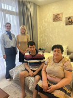 В преддверии дня инвалида Ульяна Катриченко и Александра Ерина навестили инвалида 1 группы, колясочника Вадима Литовского