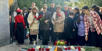 Ульяна Катриченко приняла участие в торжественной церемонии возложения цветов, посвященной Дню Неизвестного Солдата в селе Горное Лоо - Городское Собрание