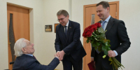 Глава Сочи Андрей Прошунин и председатель Городского Собрания Сочи Виктор Филонов поздравили Почетного гражданина города Павла Сюткина с Днем Героев Отечества - Городское Собрание