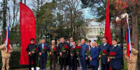Депутаты Хостинского района в День Героев Отечества возложили цветы у памятника «Журавли» - Городское Собрание
