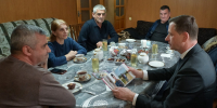 Глава Сочи Андрей Прошунин поздравил родных Героя России Сергея Терзияна - Sochi.Com