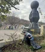 Депутат Ульяна Катриченко и жители Лазаревского района провели субботник у монумента «Дружбы и согласия»