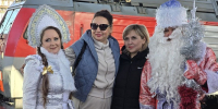 В Сочи Дед Мороз и Снегурочка поздравили пассажиров «Ласточки» - Администрация г. Сочи