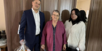 Депутат Илья Стопченко совместно с представителями администрации Лазаревского района поздравил узников концлагерей с наступающими праздниками - Городское Собрание