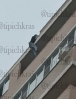 В Краснодаре полиция поймала «обдолбанного» альпиниста у соседей на балконе