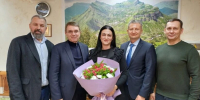 Депутаты округа №15 поздравили с днем рождения заместителя директора Центра национальных культур им.Мазлумяна Заиру Тлиф - Городское Собрание