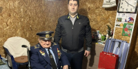 Депутат Евстафий Мочаров поздравил ветерана Александра Выговского с Днем защитника Отечества - Городское Собрание